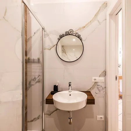 Apartmán The Rent - Bright Three-bedroom Along The Tiber River *