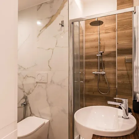 The Rent - Bright Three-bedroom Along The Tiber River Řím