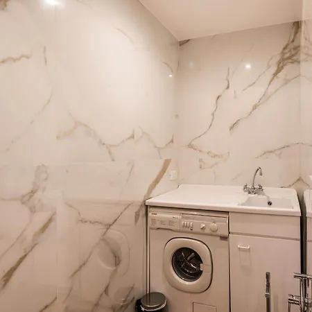 The Rent - Bright Three-bedroom Along The Tiber River